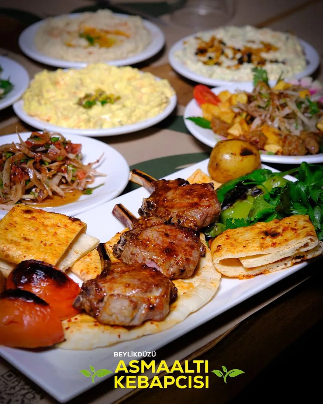Izgara kuzu pirzola, lavaş, közlenmiş domates ve meze tabağı