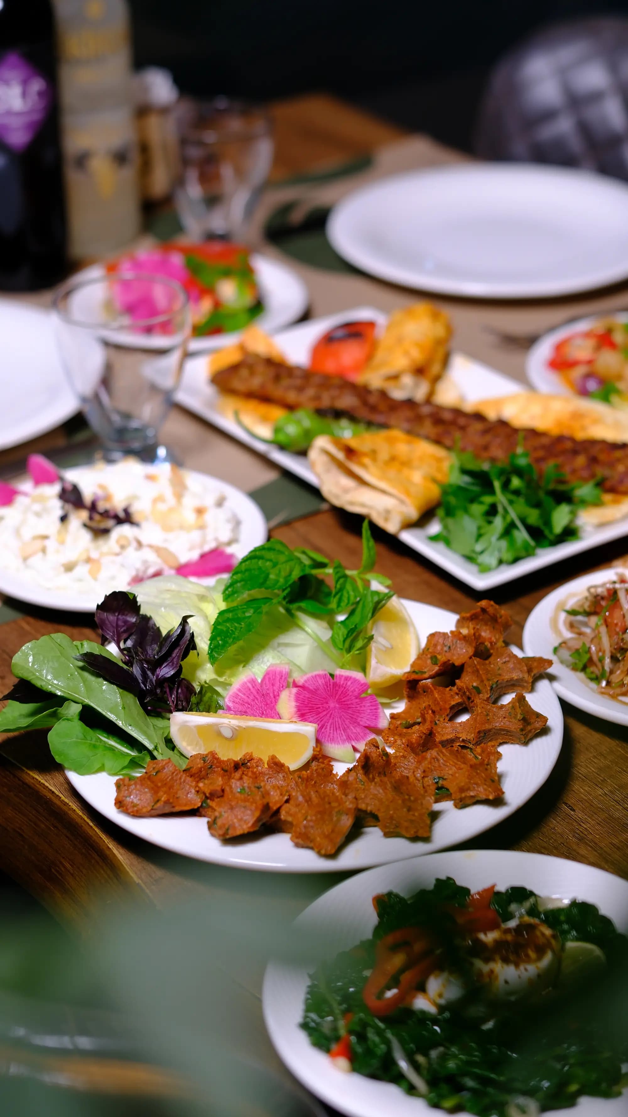 Sofrada kebap ve meze çeşitleri