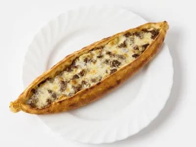 Kavurmalı Kaşarlı Pide — köz üstünde