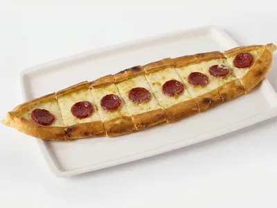 Sucuklu Kaşarlı Pide — köz üstünde
